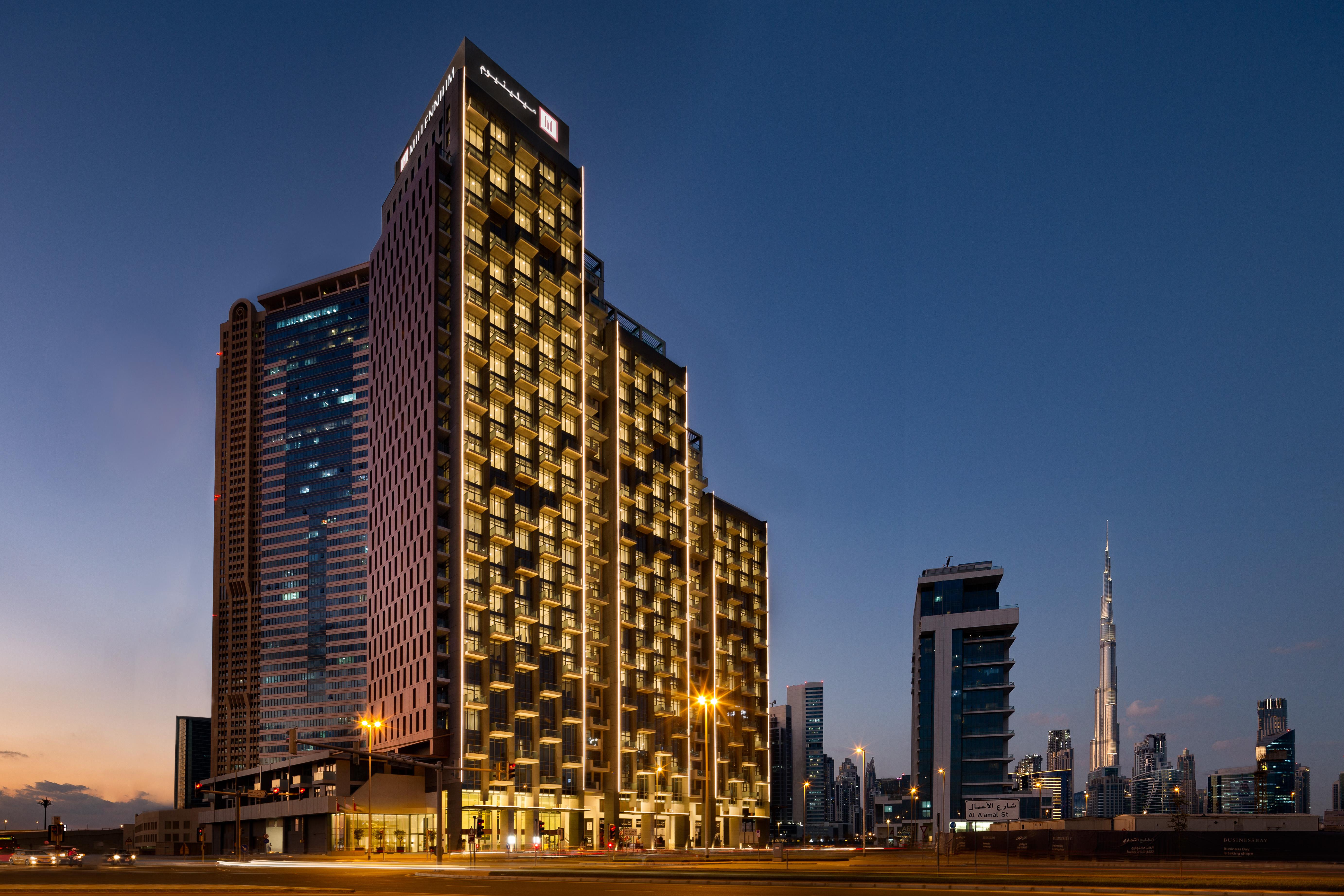 Millennium Atria Business Bay Aparthotel Dubai Luaran gambar The hotel at night