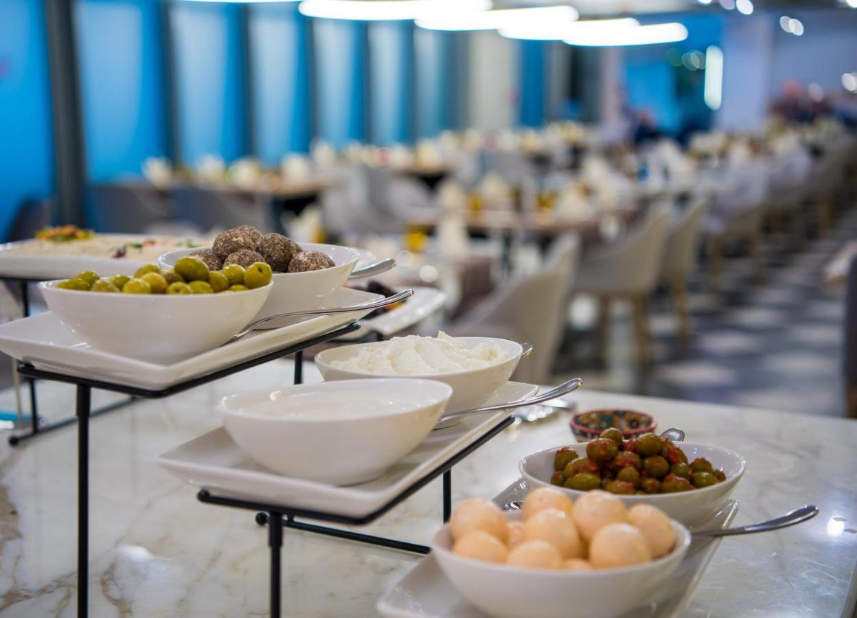 Millennium Atria Business Bay Aparthotel Dubai Luaran gambar A buffet at a hotel