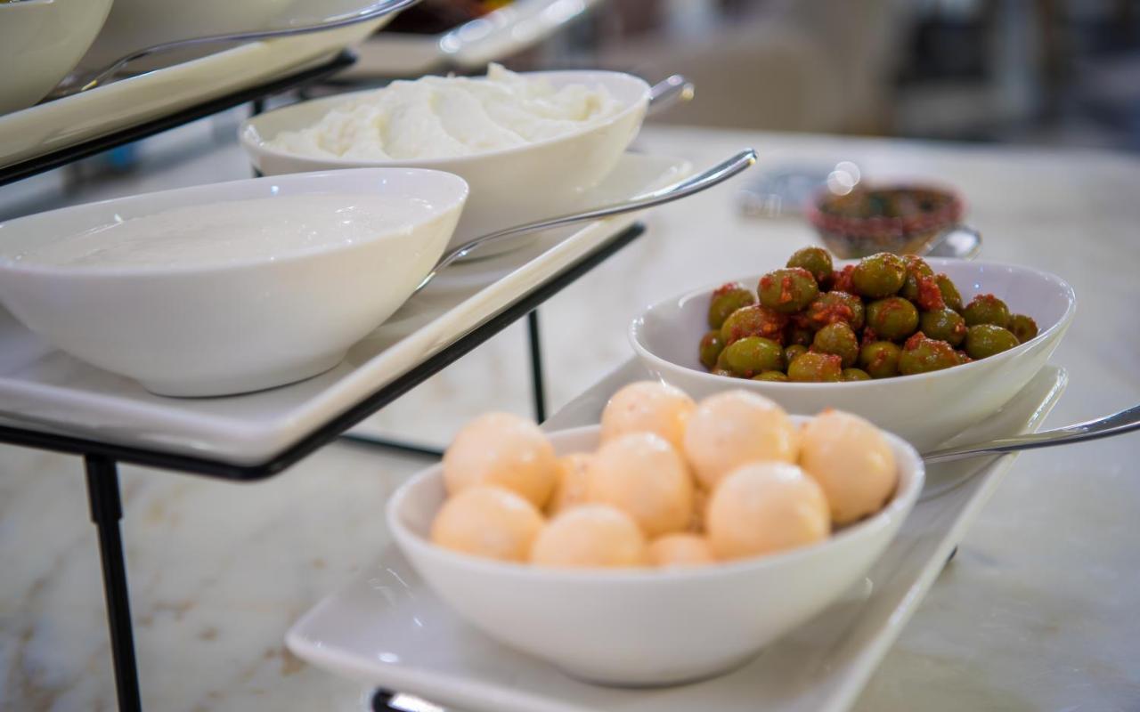 Millennium Atria Business Bay Aparthotel Dubai Luaran gambar A selection of tapas