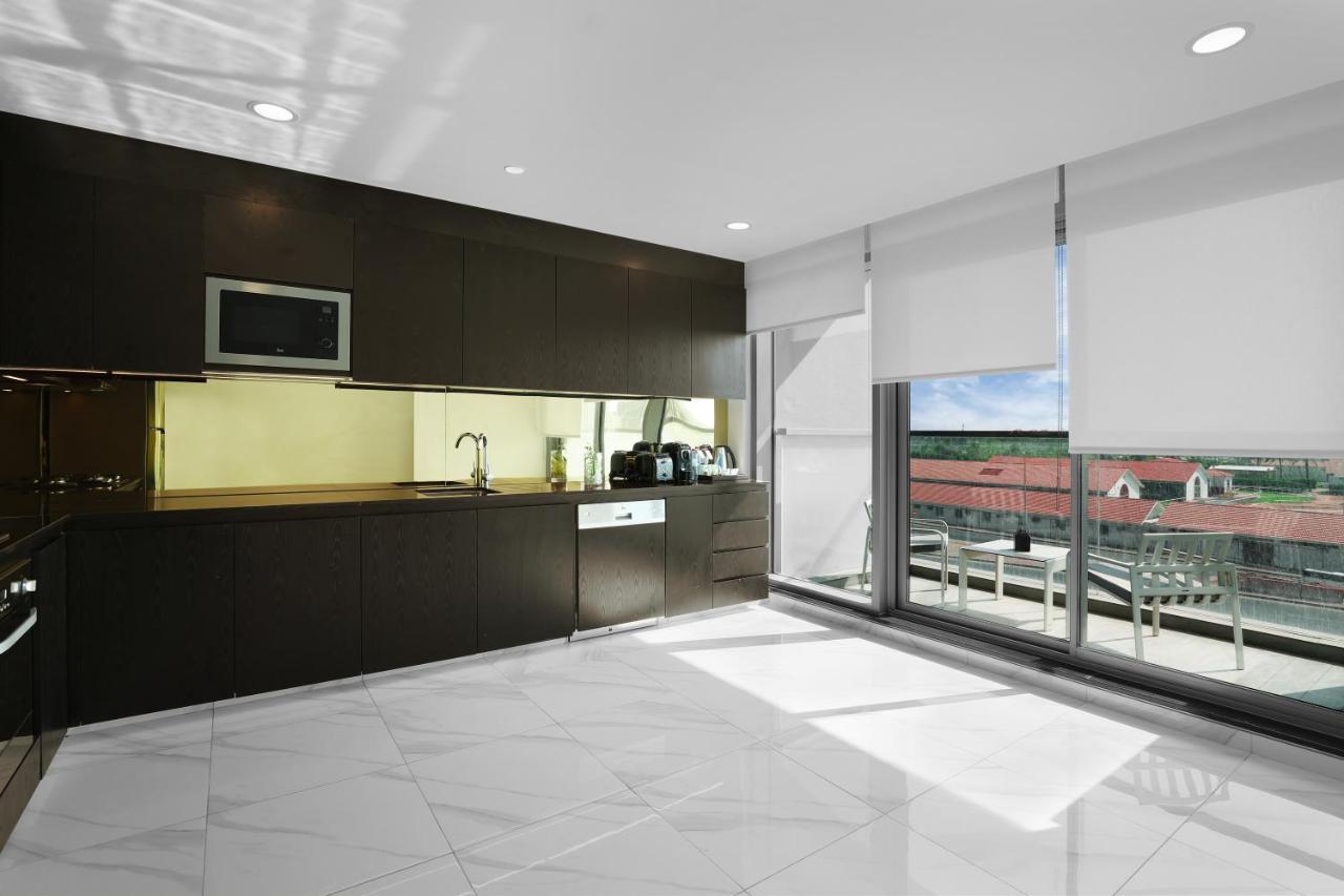 Millennium Atria Business Bay Aparthotel Dubai Luaran gambar A kitchen with a large window